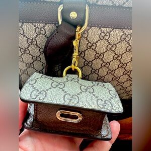 Bag holder Super pretty and well made.